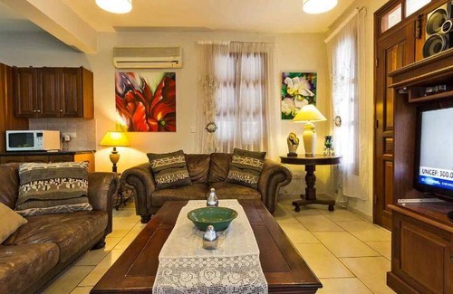 Peristerona Villa | Spacious 5-Bedroom Villa with Pool for Unforgettable Stays