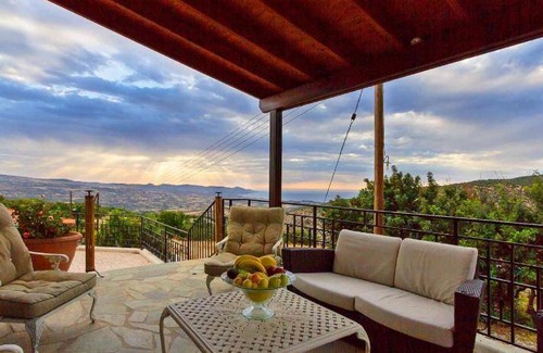 Peristerona Villa | Spacious 5-Bedroom Villa with Pool for Unforgettable Stays