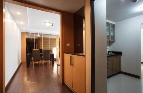 Khlong Toei Nuea Apartment | Comfortable 2-Bedroom Retreat with Pool in Downtown Bangkok