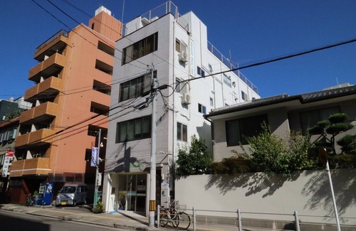 Naniwa House | Cozy Room with Kitchen & Spa Amenities for Families