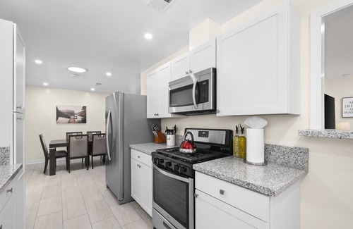 Fresno House | Immaculate 3BR/2BA Retreat, Steps from R99 with Spa