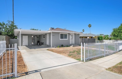 Fresno House | Immaculate 3BR/2BA Retreat, Steps from R99 with Spa