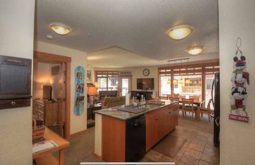 Mammoth Lakes Condo | Inviting Corner Suite at The Village At Mammoth, Ideal Spot