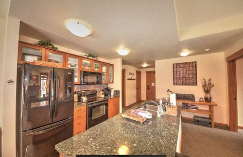 Mammoth Lakes Condo | Inviting Corner Suite at The Village At Mammoth, Ideal Spot