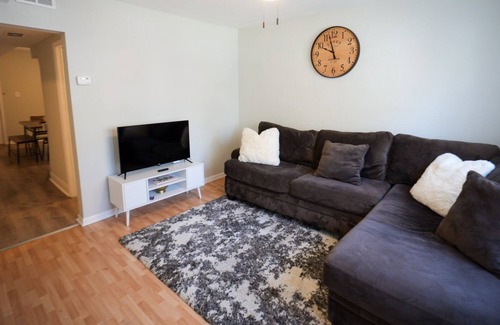 Berwyn Apartment | 3B Condo - Easy Access to Downtown Chicago w/ Backyard - Pet Friendly!