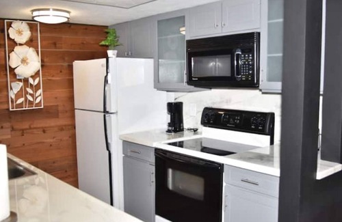 Grand Prairie Condo | Elegant 3B Condo with Kitchen & Pet-Friendly Amenities