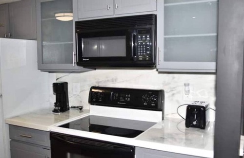 Grand Prairie Condo | Elegant 3B Condo with Kitchen & Pet-Friendly Amenities