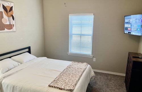 Longview House | Family-Friendly 3BD Home in Heart of Longview with Kitchen