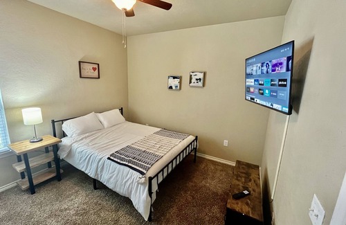 Longview House | Family-Friendly 3BD Home in Heart of Longview with Kitchen