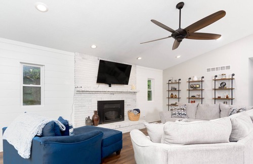Columbia House | 3bd 2ba Private Oasis with a hot tub!