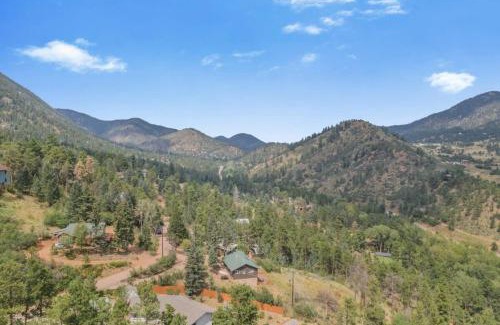 Cascade-Chipita Park House | Cozy 3BD Cowboy Cabin Near Pikes Peak for Family Getaways