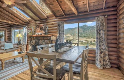 Cascade-Chipita Park House | Cozy 3BD Cowboy Cabin Near Pikes Peak for Family Getaways