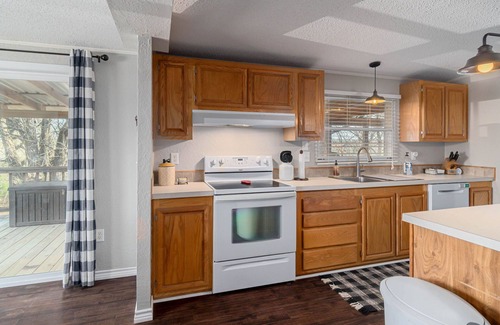 Kingston House | Cozy 3Bdrm Texoma Home with Lake View & Pool, Rated 9.8