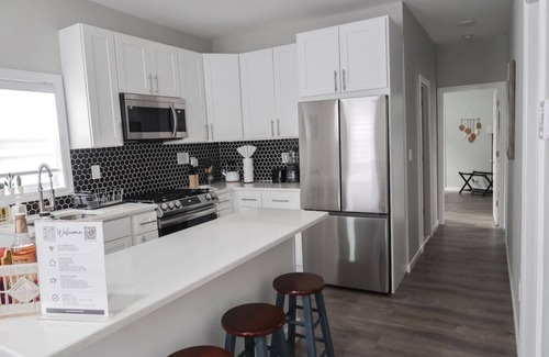Ampere Apartment | Cozy 3BR Apartment with Parking and Laundry Access
