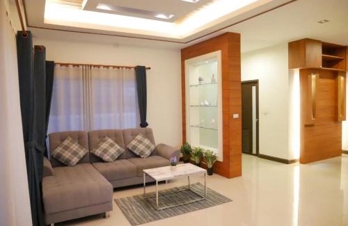Pa Bong Resort | Family-Friendly 3Bed/4Bath Near Unity School & Airport