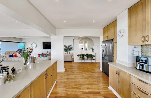 Three Anchor Bay Apartment | 3bed Apartment in Cape Town w Views Ocean Outlook