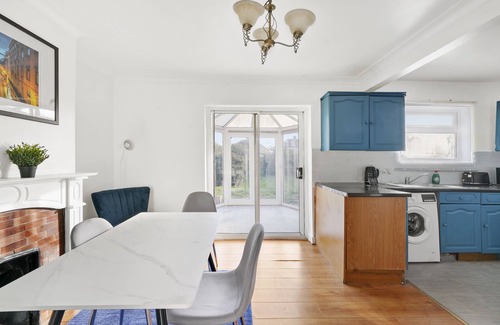 East Wickham Apartment | Cozy 3-Bed House with Kitchen & Free Wifi
