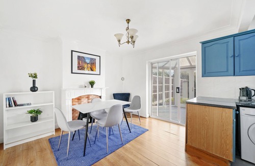 East Wickham Apartment | Cozy 3-Bed House with Kitchen & Free Wifi
