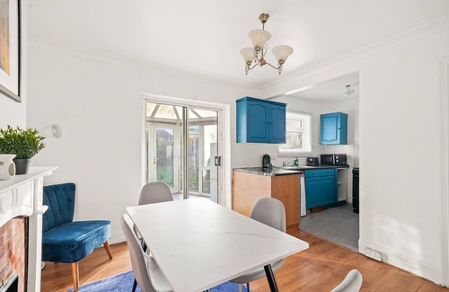 East Wickham Apartment | Cozy 3-Bed House with Kitchen & Free Wifi