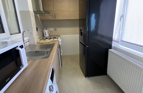 Thurnscoe House | Comfortable 3-Bedroom Holiday Home with Lake View & Kitchen