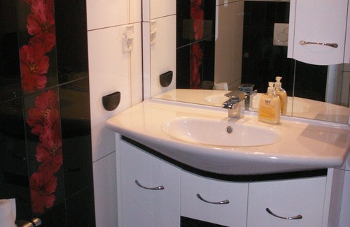 Vienna Apartment | Spacious 3-Bedroom Retreat with Pool near City Centre