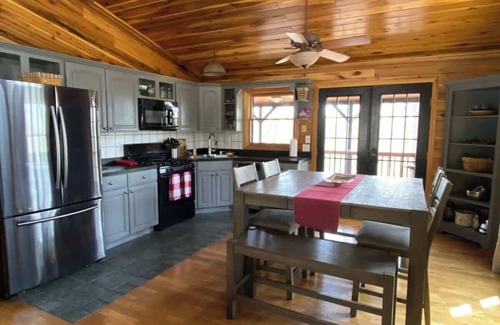 Beattyville Cabin | Explore Red River Gorge: 3BR Retreat with Hot Tub