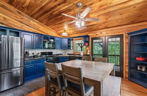 Beattyville Cabin | Explore Red River Gorge: 3BR Retreat with Hot Tub