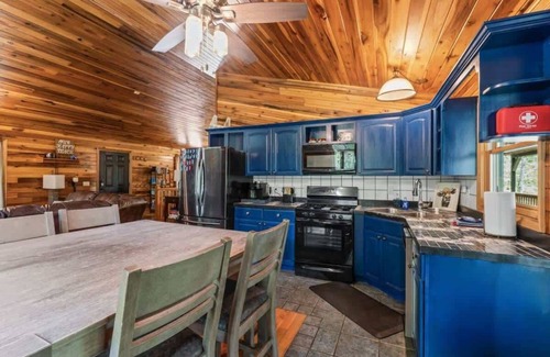 Beattyville Cabin | Explore Red River Gorge: 3BR Retreat with Hot Tub
