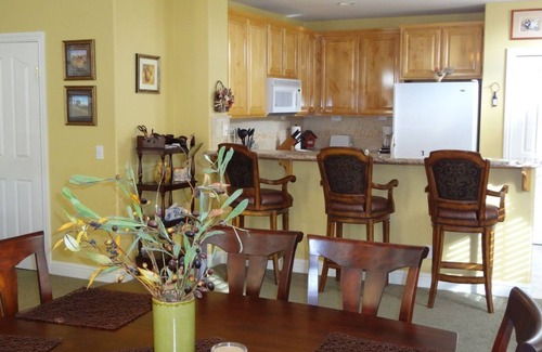 Windsor House | 3Br/2.5Ba Furnished Townhouse Walk To Town Green