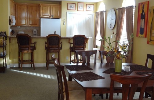 Windsor House | 3Br/2.5Ba Furnished Townhouse Walk To Town Green