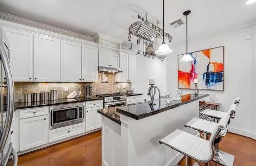 Washington Ave./ Memorial Park Villa | Elegant Town House in Prime Location with Great Amenities
