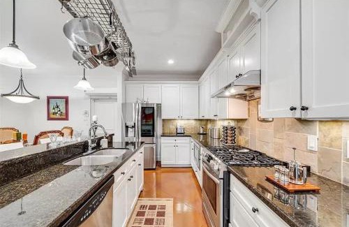 Washington Ave./ Memorial Park Villa | Elegant Town House in Prime Location with Great Amenities