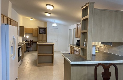 Ocean Shores House | Cozy 3Br Home Steps from the Beach with Ocean Views