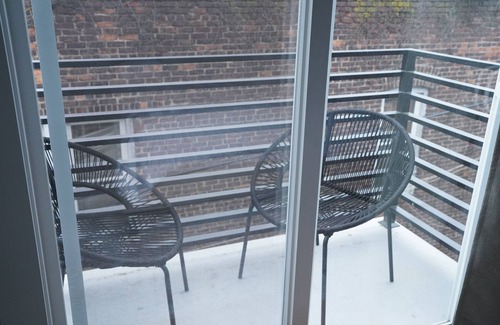 West Side Condo | Cozy Urban Nook in Jersey City with Roofdeck & Fireplace