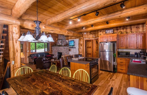 Gnaw Bone Cabin | Beautiful 3BR Log Cabin with Pool and Hot Tub Amenities