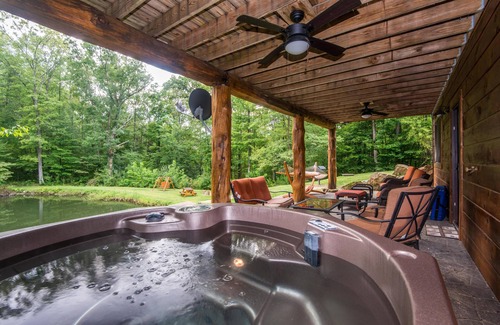 Gnaw Bone Cabin | Beautiful 3BR Log Cabin with Pool and Hot Tub Amenities