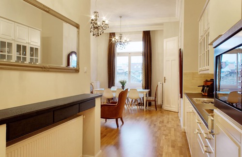 Terezvaros Apartment | Comfortable 4BR Getaway with AC at OPERA - Rated 8.8