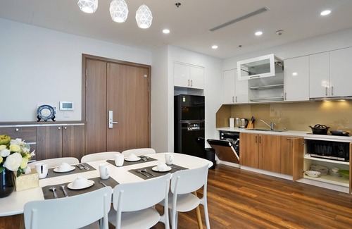 Cong Vi House | Cozy 3BR Apartment at Vinhomes Metropolis in Hanoi