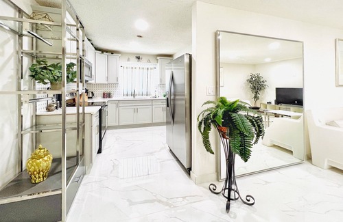 Beverly Green Apartment | Spacious 3BR Apartment Near Las Vegas Strip with Pool