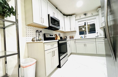 Beverly Green Apartment | Spacious 3BR Apartment Near Las Vegas Strip with Pool