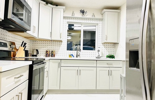 Beverly Green Apartment | Spacious 3BR Apartment Near Las Vegas Strip with Pool