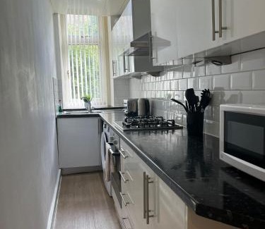 Govan Apartment | 3BR Apt Near Ibrox Subway Sleeps 7 and Parking