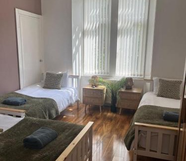 Govan Apartment | 3BR Apt Near Ibrox Subway Sleeps 7 and Parking