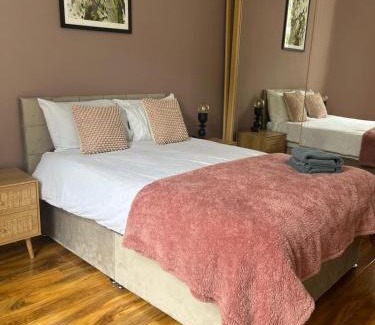 Govan Apartment | 3BR Apt Near Ibrox Subway Sleeps 7 and Parking