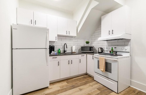 Hamilton Apartment | Family-Friendly 3BR Apartment with Netflix near King Street
