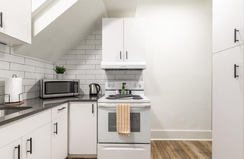 Hamilton Apartment | Family-Friendly 3BR Apartment with Netflix near King Street