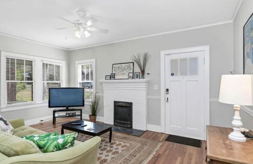 Earlewood House | Cozy 3BR Brick Haven - Steps from USC Campus