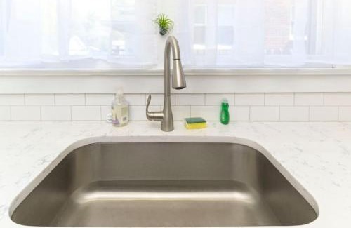 Earlewood House | Cozy 3BR Brick Haven - Steps from USC Campus