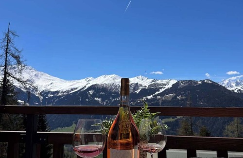 Verbier Apartment | Charming Country House in Historic Old Basing with Spa
