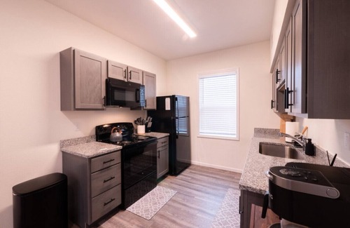 University Place Apartment | [3BR] Chic Retreat | Min from KU/Mass
